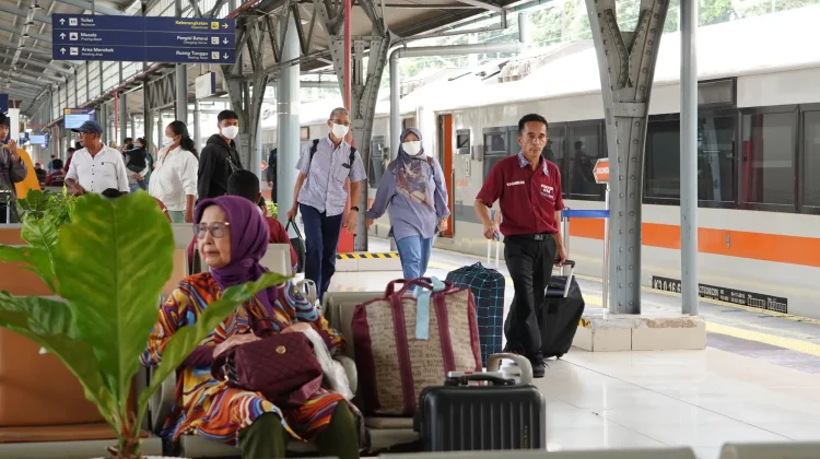 KAI Angkut 202.105 Pelanggan Hari Pertama Libur Imlek